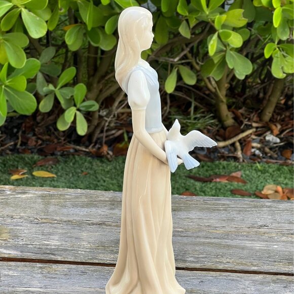 Vintage Girl holding Bird Dove Figurine, Tenora of Spain Rare Hard to Find - Picture 8 of 10